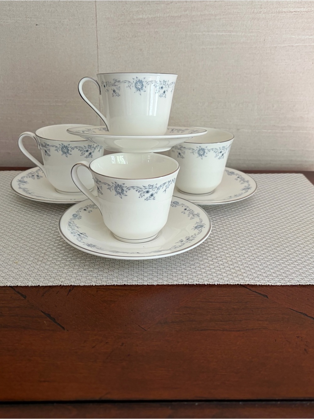 Share Royal Doulton Angelique H4997 - Tea Cup & Saucer Set, Fine Bone China, set